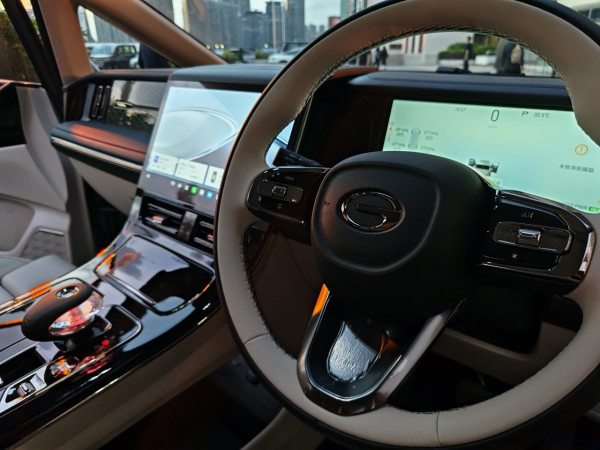 GAC E9 Premium「傳奇之夜」直擊：26 項升級重新定義港版旗艦七人車 鈞玉灰新色 + 1,032 km 超長續航 