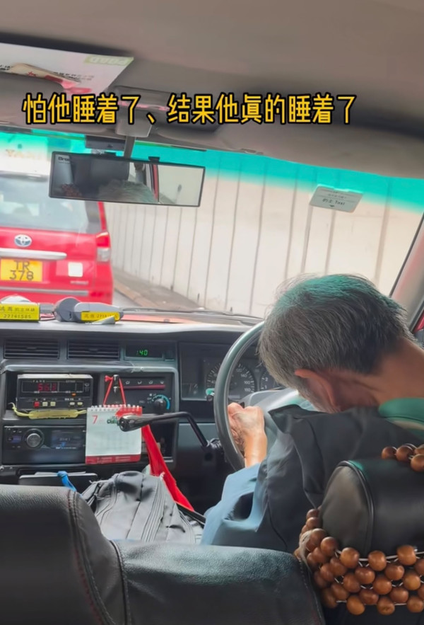 的士司機等燈位直接「入睡」？乘客拍片揭驚險過程 事主：雖然個個燈位都瞌着...