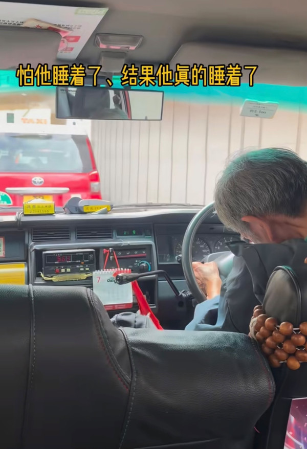 的士司機等燈位直接「入睡」？乘客拍片揭驚險過程 事主：雖然個個燈位都瞌着...