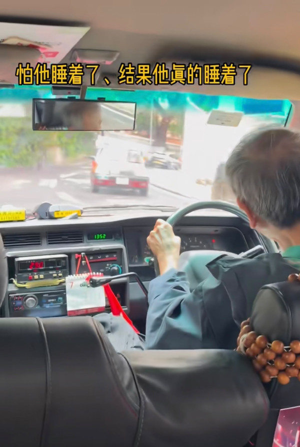 的士司機等燈位直接「入睡」？乘客拍片揭驚險過程 事主：雖然個個燈位都瞌着...