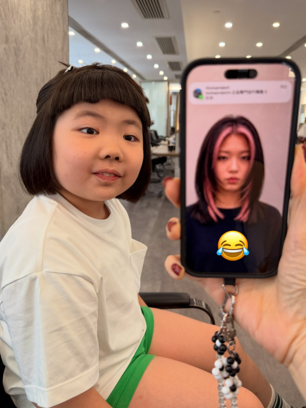 李璨琛大女Lucy考第一獎勵漂頭髮染粉毛！育兒手法再惹兩極爭議︰不負責任