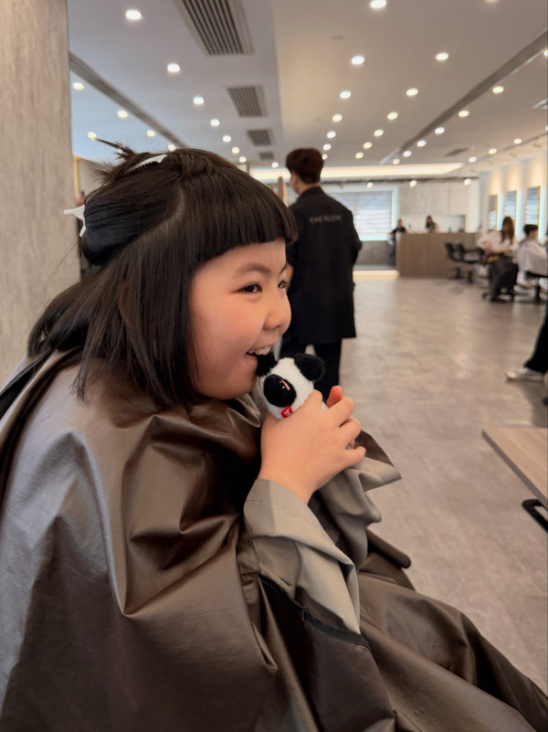 李璨琛大女Lucy考第一獎勵漂頭髮染粉毛！育兒手法再惹兩極爭議︰不負責任