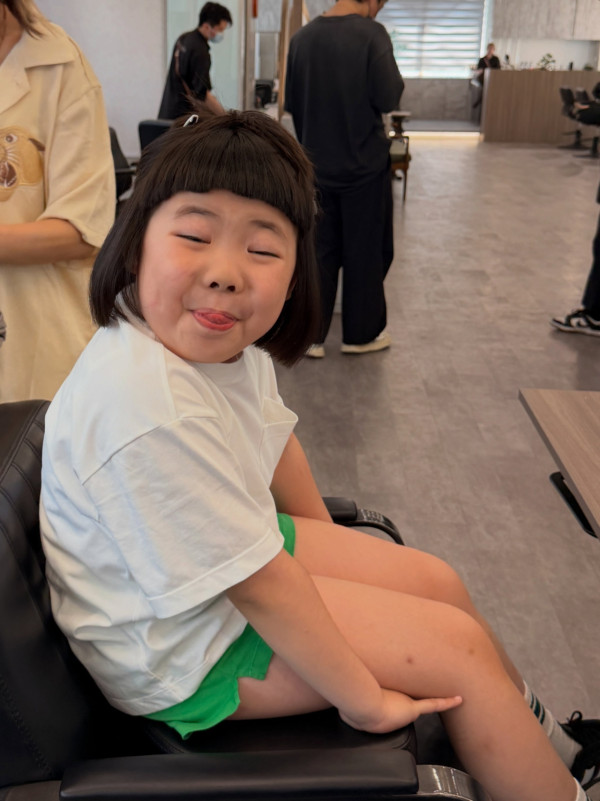 李璨琛大女Lucy考第一獎勵漂頭髮染粉毛！育兒手法再惹兩極爭議︰不負責任