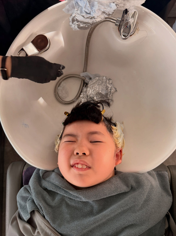 李璨琛大女Lucy考第一獎勵漂頭髮染粉毛！育兒手法再惹兩極爭議︰不負責任