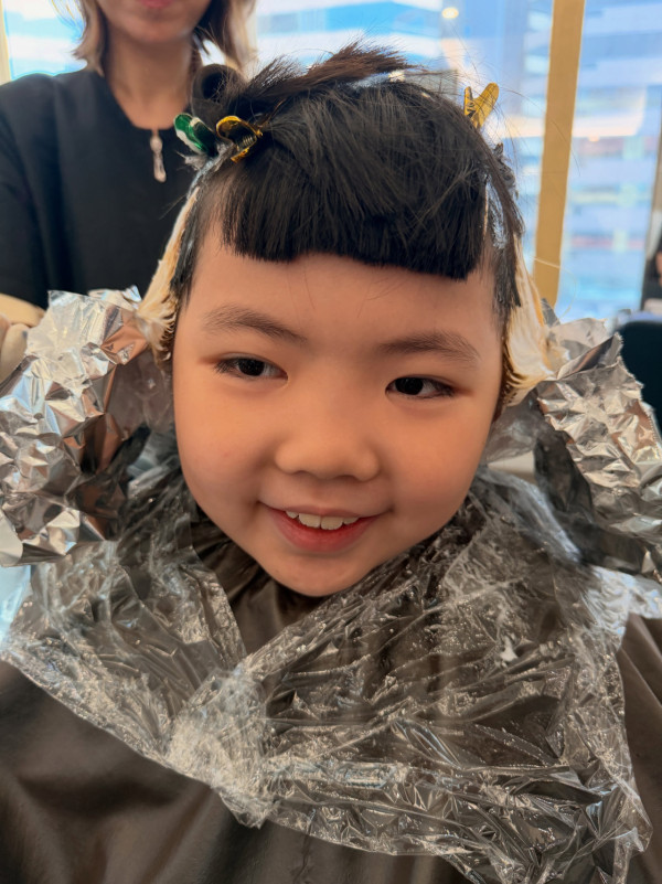 李璨琛大女Lucy考第一獎勵漂頭髮染粉毛！育兒手法再惹兩極爭議︰不負責任