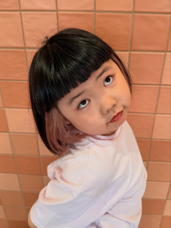 李璨琛大女Lucy考第一獎勵漂頭髮染粉毛！育兒手法再惹兩極爭議︰不負責任