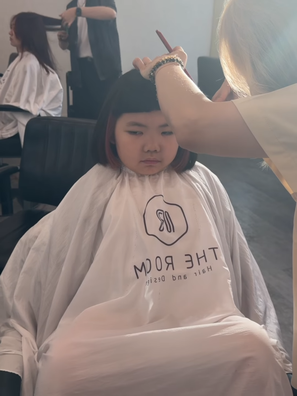 李璨琛大女Lucy考第一獎勵漂頭髮染粉毛！育兒手法再惹兩極爭議︰不負責任