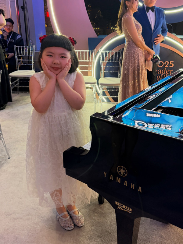 李璨琛大女Lucy考第一獎勵漂頭髮染粉毛！育兒手法再惹兩極爭議︰不負責任