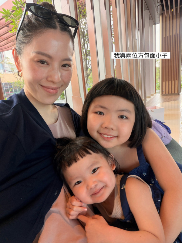 李璨琛大女Lucy考第一獎勵漂頭髮染粉毛！育兒手法再惹兩極爭議︰不負責任