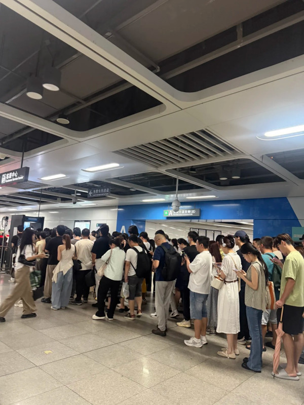 深圳地鐵即日起實施「逢包必檢逢人必查」內地網民怒轟:幾百人排隊等一部機