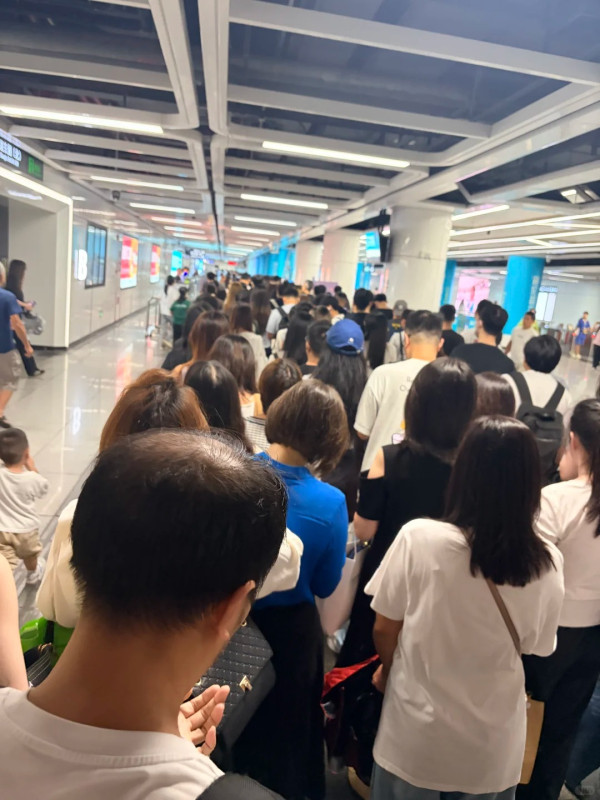 深圳地鐵即日起實施「逢包必檢逢人必查」內地網民怒轟:幾百人排隊等一部機