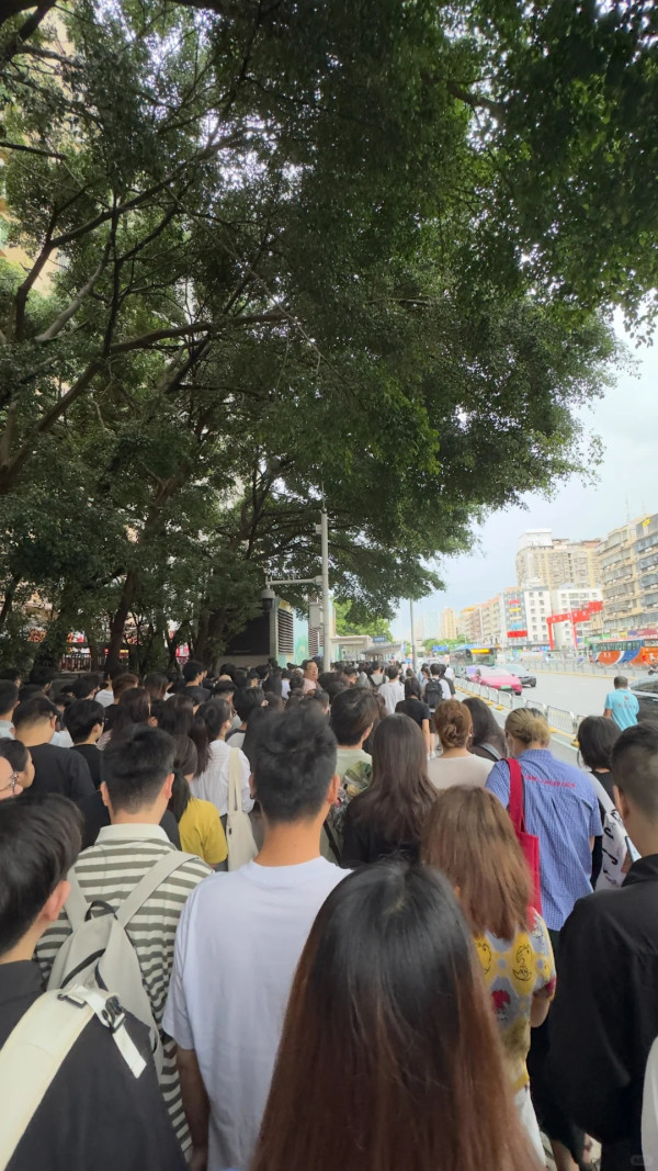 深圳地鐵即日起實施「逢包必檢逢人必查」內地網民怒轟:幾百人排隊等一部機