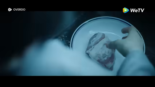 這一秒過火｜張凌赫遭強迫吃生肉畫面曝光！震驚粉絲：睇到好心痛！
