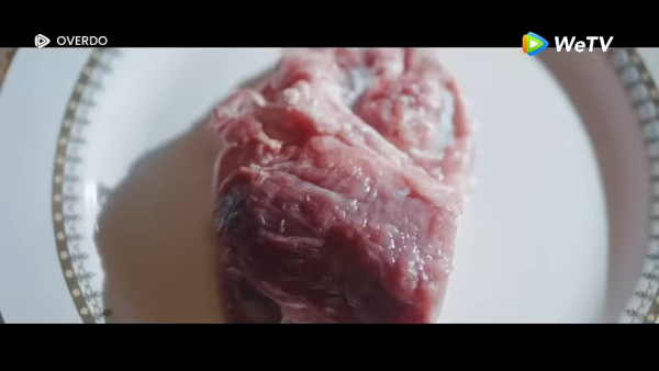 這一秒過火｜張凌赫遭強迫吃生肉畫面曝光！震驚粉絲：睇到好心痛！