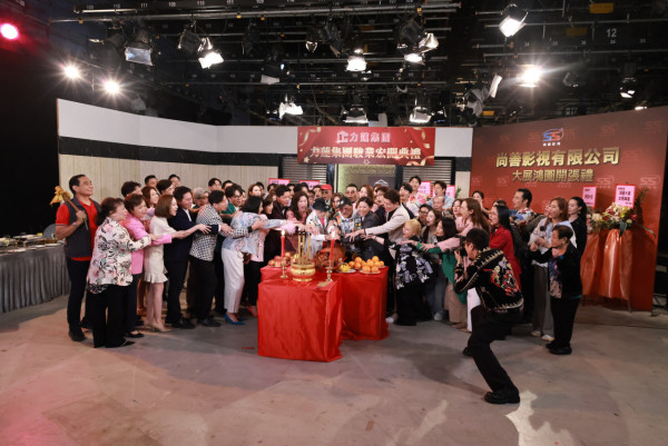 愛·回家之開心速遞丨大結局近百新舊演員震撼齊集搶先睇 「大小姐」一個動作揭終於大肚懷孕？