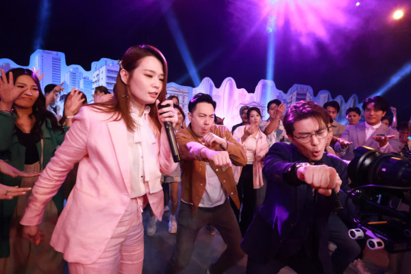 愛·回家之開心速遞丨大結局近百新舊演員震撼齊集搶先睇 「大小姐」一個動作揭終於大肚懷孕？