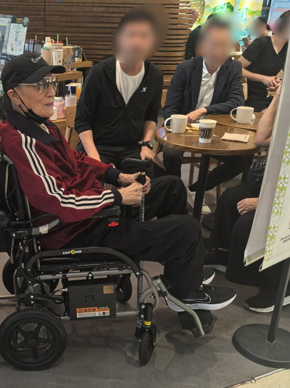 謝賢離世|四哥生前最後消瘦身影曝光!4月坐輪椅撐枴杖現身山頂面容憔悴