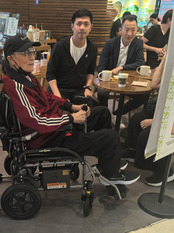 謝賢離世｜四哥生前最後消瘦身影曝光！4月坐輪椅撐枴杖現身山頂面容憔悴