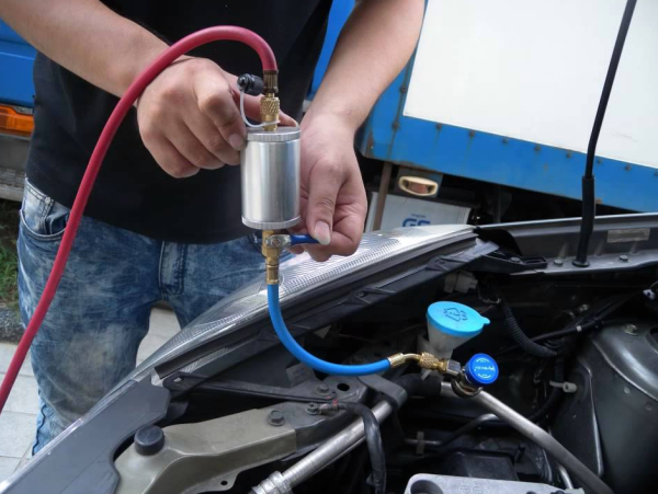 夏天開車冷氣唔凍？盤點汽車吹熱風7大常見元兇 上車即開大冷氣竟有反效果？【附2分鐘正確散熱方法】