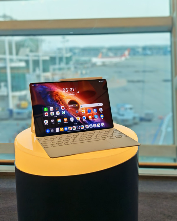 HONOR MagicPad 4 深度實測｜4.8mm 極薄 + 12.3 吋 OLED 3K + Snapdragon 8 Gen 5　出差旅行夠晒爽