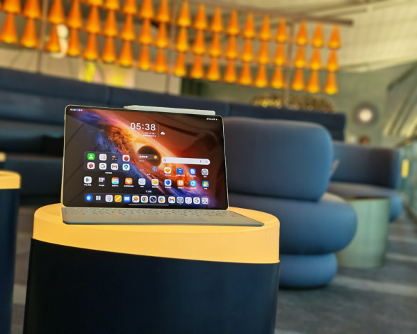 HONOR MagicPad 4 深度實測｜4.8mm 極薄 + 12.3 吋 OLED 3K + Snapdragon 8 Gen 5　出差旅行夠晒爽