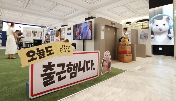 圖片來源:한국경제 韓國首爾爆紅「情緒不安金倉鼠」快閃店登陸江南!辦公室主題打卡位、45款獨家週邊登場