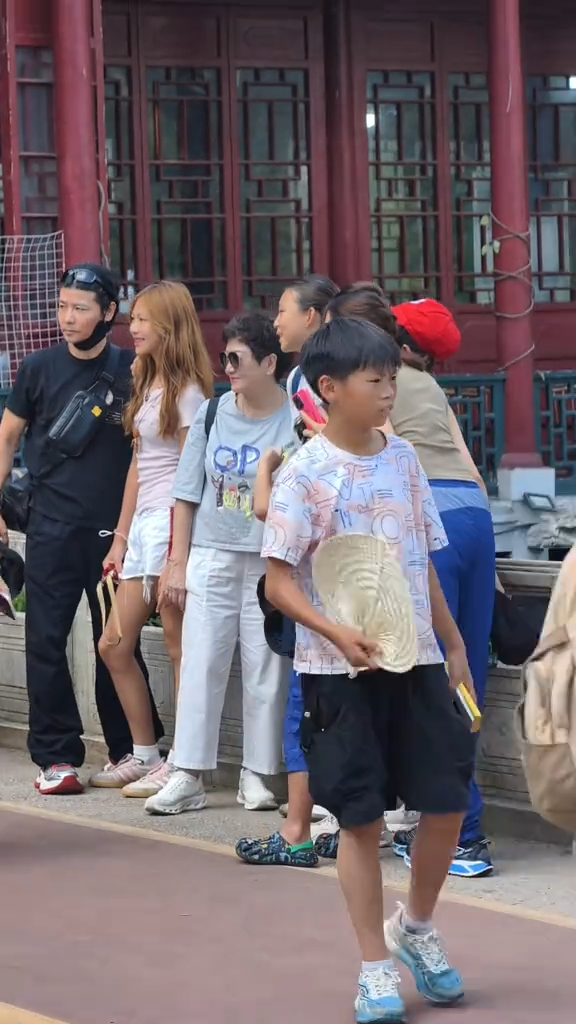 视后13岁女儿染金发气质超少女年纪！身高直逼1米7，继承港姐妈妈基因