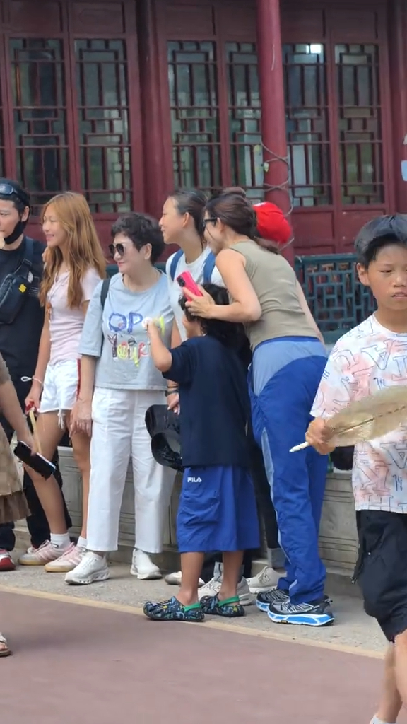 视后13岁女儿染金发气质超少女年纪！身高直逼1米7，继承港姐妈妈基因