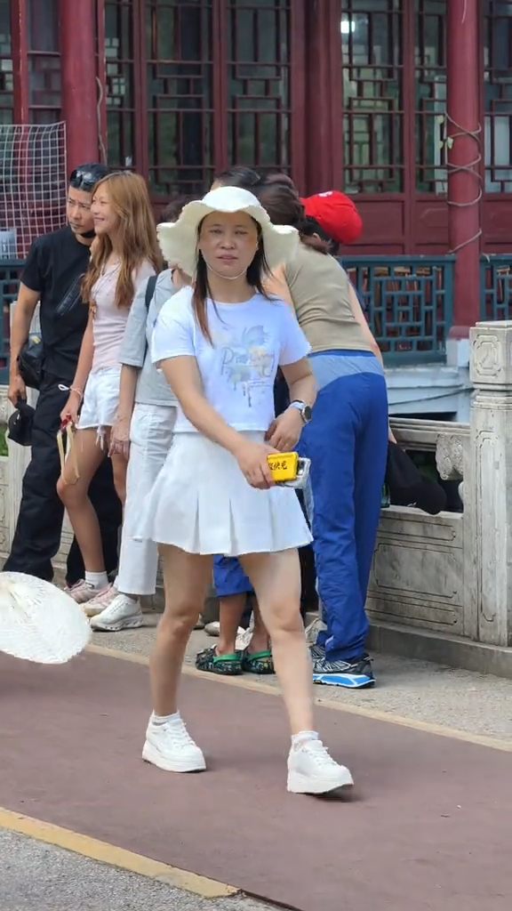 视后13岁女儿染金发气质超少女年纪！身高直逼1米7，继承港姐妈妈基因
