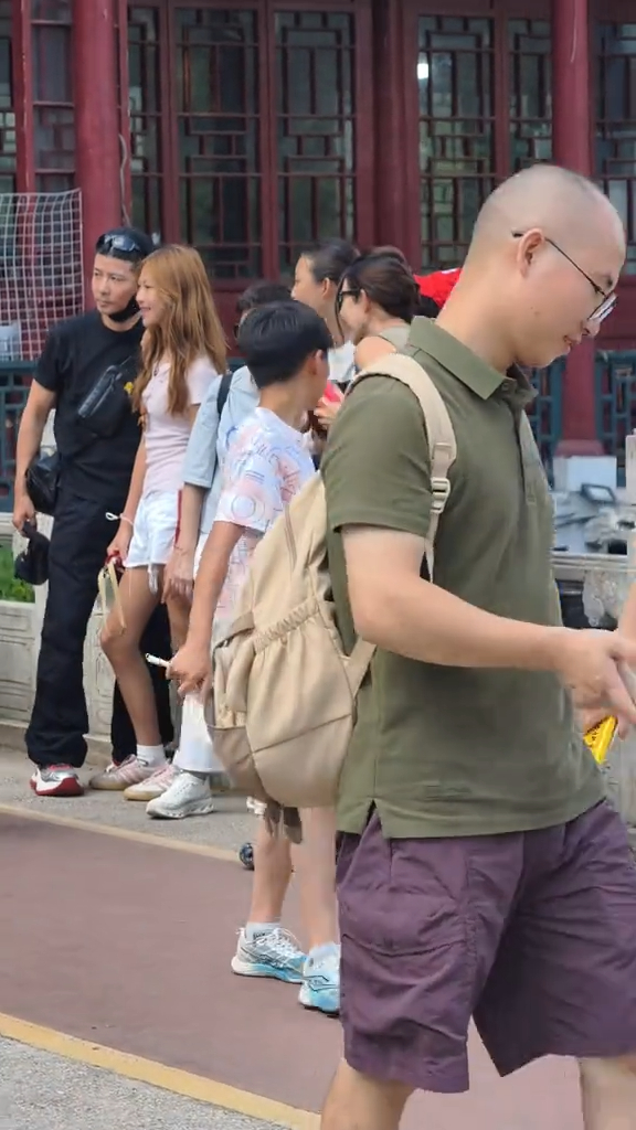 视后13岁女儿染金发气质超少女年纪！身高直逼1米7，继承港姐妈妈基因