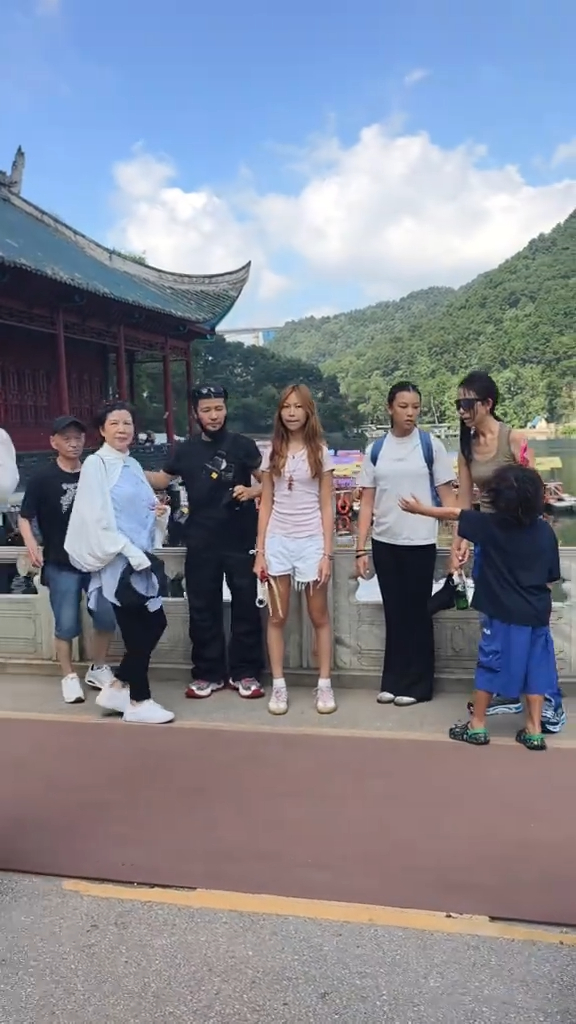 视后13岁女儿染金发气质超少女年纪！身高直逼1米7，继承港姐妈妈基因