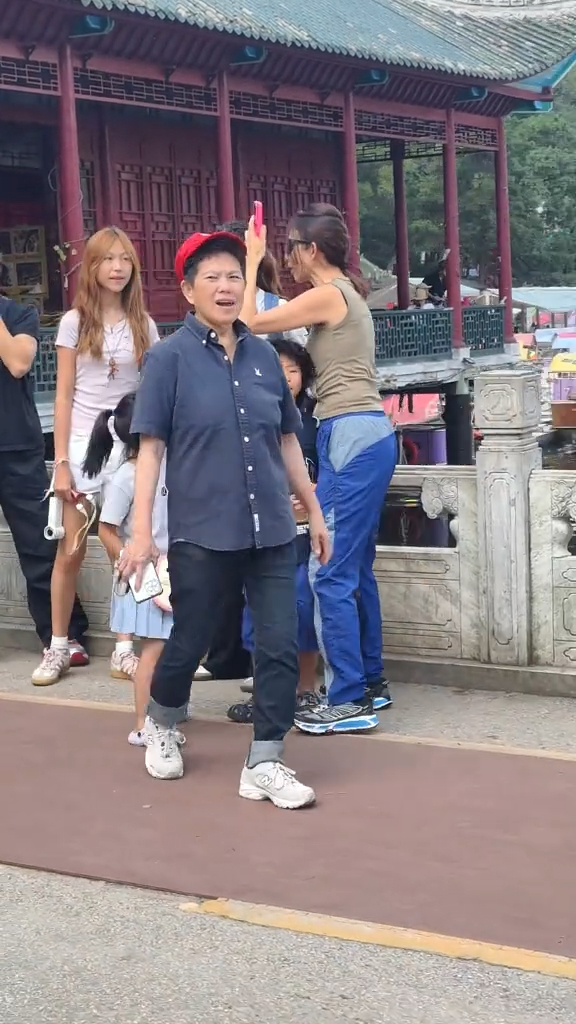 视后13岁女儿染金发气质超少女年纪！身高直逼1米7，继承港姐妈妈基因