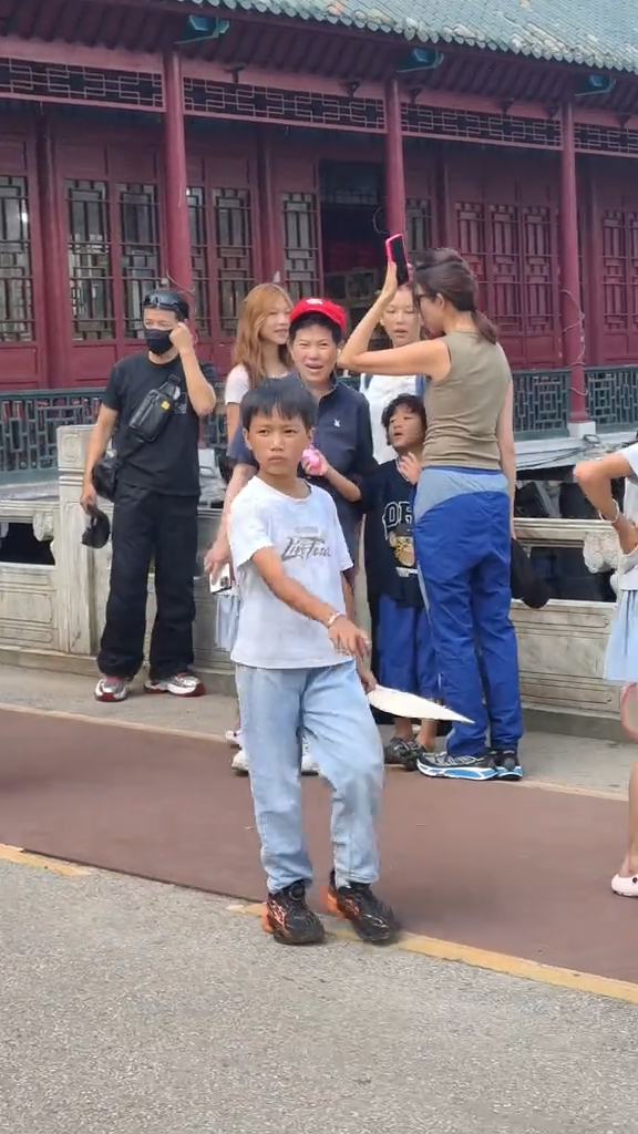 视后13岁女儿染金发气质超少女年纪！身高直逼1米7，继承港姐妈妈基因
