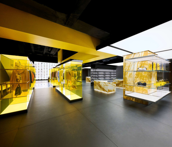 遊日必去!Onitsuka Tiger全球最大旗艦店登陸新宿 4層高巨型黃色地標/復古打卡遊樂場/黑帽T限量Monchhichi公仔