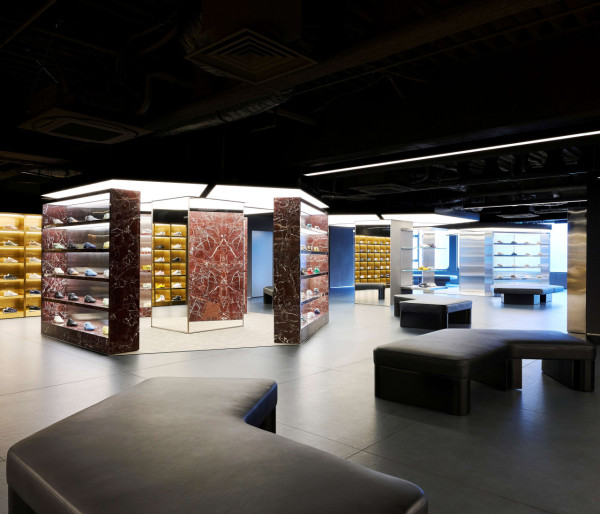遊日必去!Onitsuka Tiger全球最大旗艦店登陸新宿 4層高巨型黃色地標/復古打卡遊樂場/黑帽T限量Monchhichi公仔