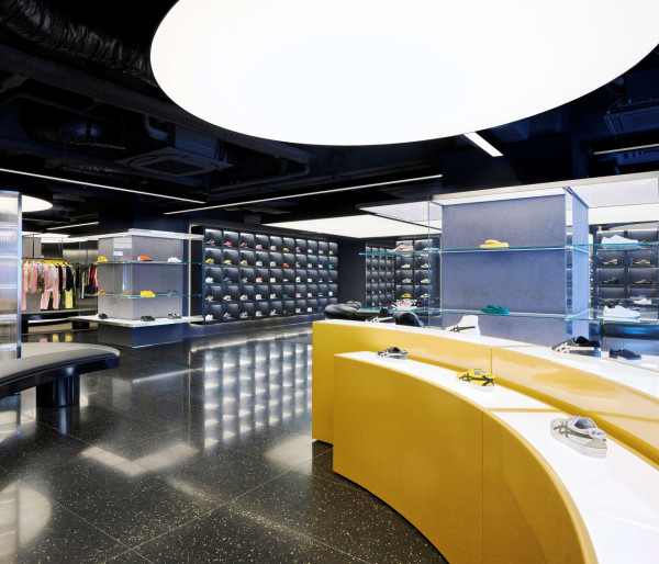 遊日必去!Onitsuka Tiger全球最大旗艦店登陸新宿 4層高巨型黃色地標/復古打卡遊樂場/黑帽T限量Monchhichi公仔