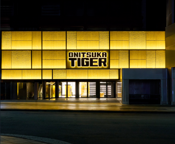遊日必去!Onitsuka Tiger全球最大旗艦店登陸新宿 4層高巨型黃色地標/復古打卡遊樂場/黑帽T限量Monchhichi公仔