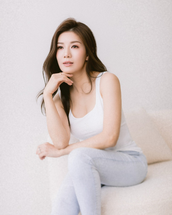 46岁TVB隐形级美魔女人妻泳衣大解放!比基尼晒“神级事业线”震撼眼球