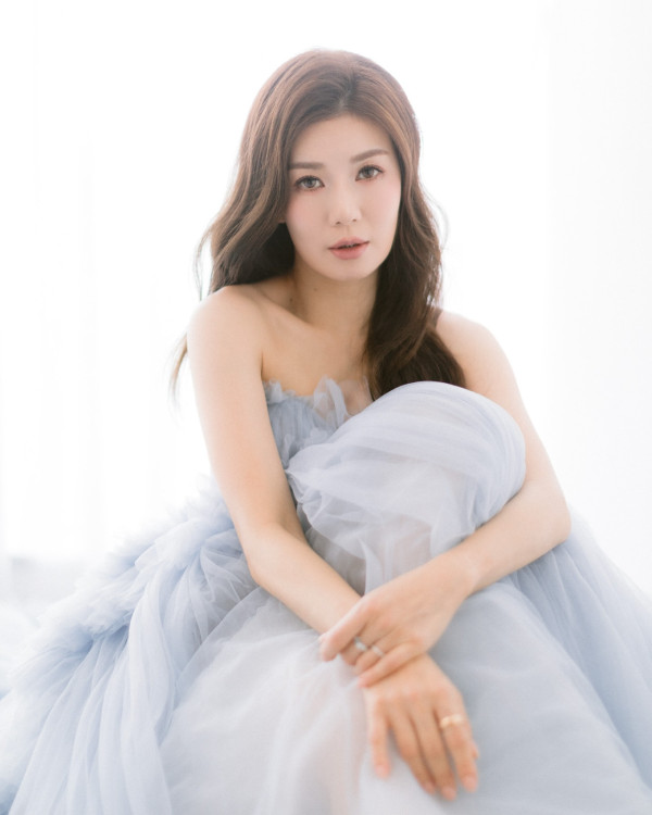 46岁TVB隐形级美魔女人妻泳衣大解放!比基尼晒“神级事业线”震撼眼球