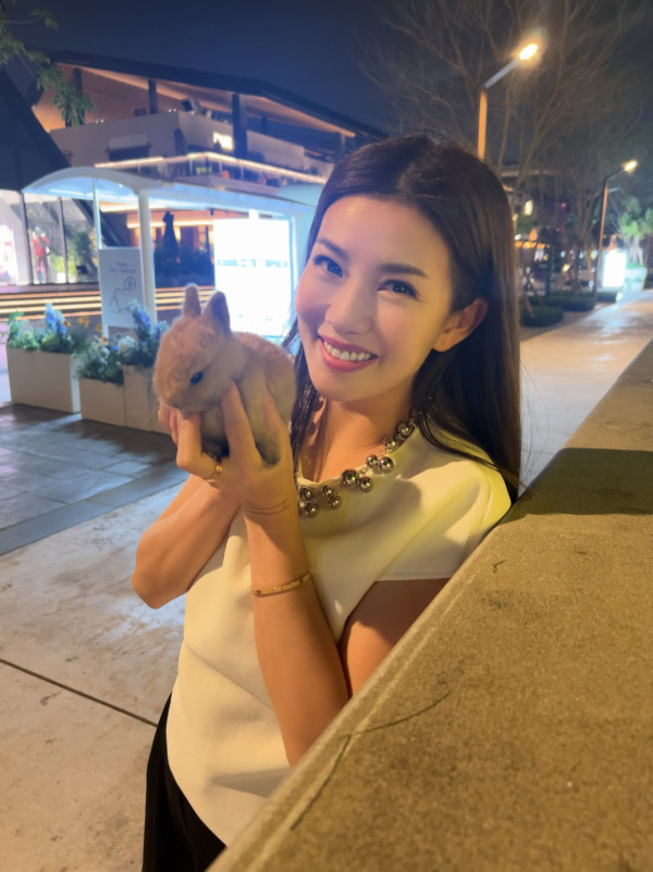 46岁TVB隐形级美魔女人妻泳衣大解放！比基尼晒“神级事业线”震撼眼球
