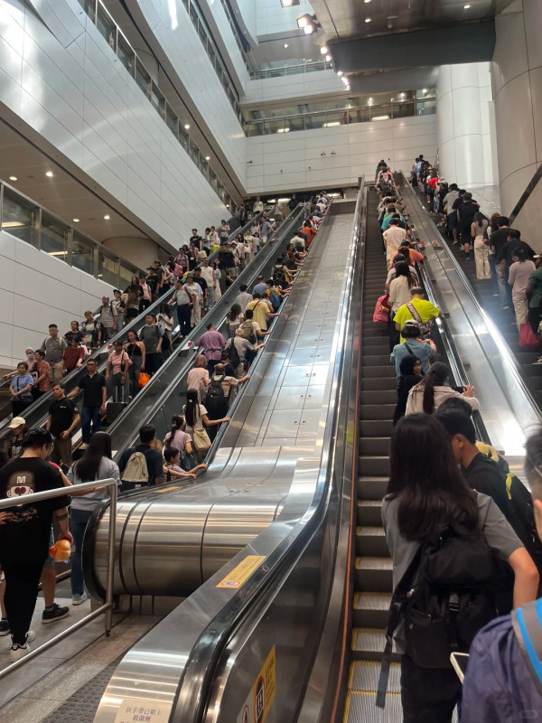 两地反差!内地客赞港铁无安检极安静 网友拆解香港2大秩序关键