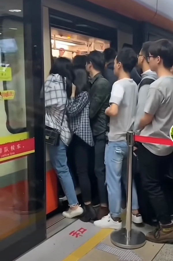 两地反差！内地客赞港铁无安检极安静 网友拆解香港2大秩序关键