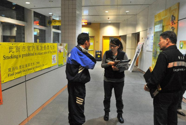两地反差!内地客赞港铁无安检极安静 网友拆解香港2大秩序关键