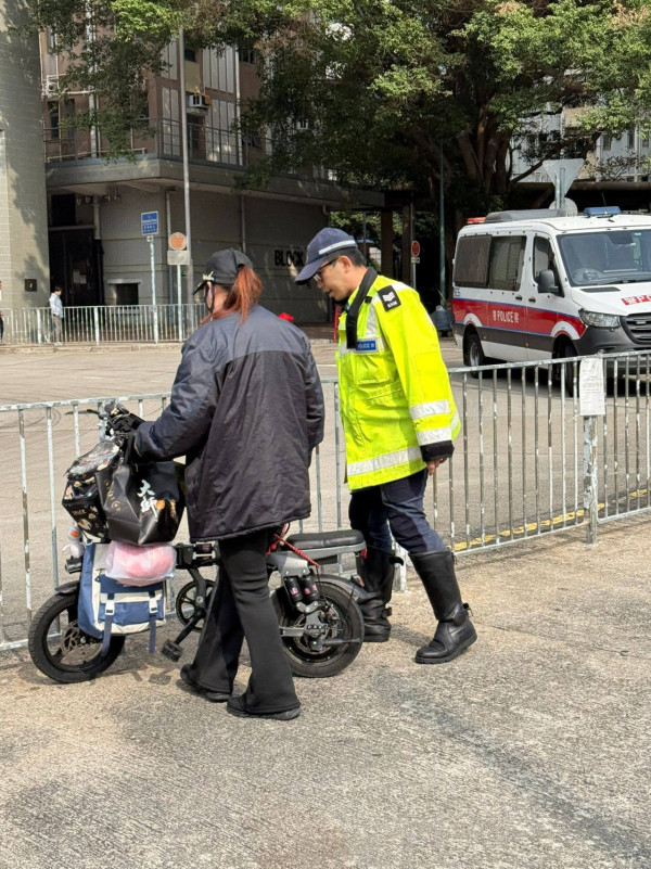 两地反差！内地客赞港铁无安检极安静 网友拆解香港2大秩序关键