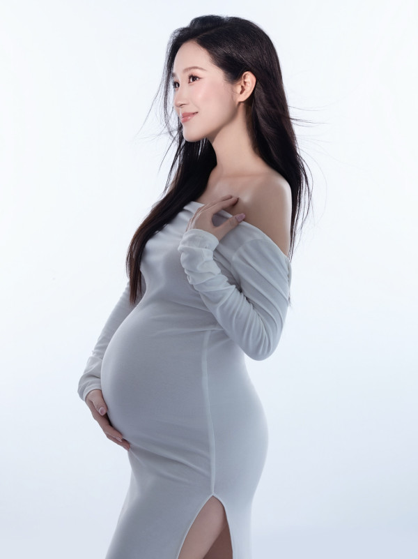 前TVB女艺人挺7个月巨肚宣布怀男宝！切蛋糕揭晓性别 自爆亲友一边倒猜错