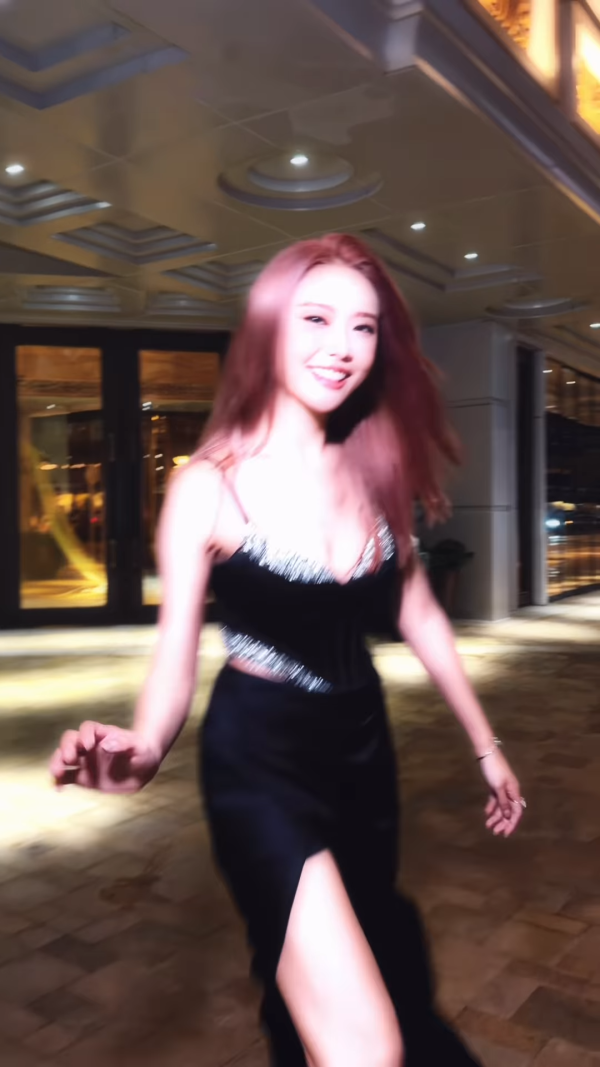 戴祖儀挑戰紅棕髮色美貌靚出新高度！胸壓街頭晒前凸後翹二度發育逼爆螢幕