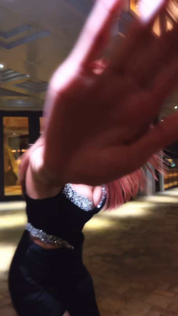戴祖儀挑戰紅棕髮色美貌靚出新高度！胸壓街頭晒前凸後翹二度發育逼爆螢幕