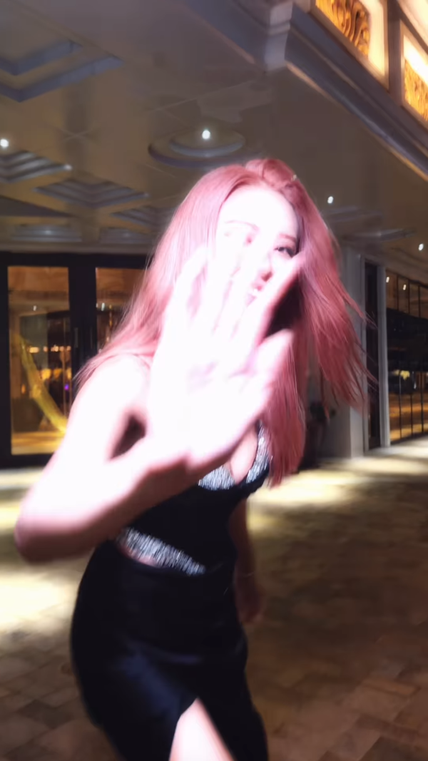 戴祖儀挑戰紅棕髮色美貌靚出新高度！胸壓街頭晒前凸後翹二度發育逼爆螢幕