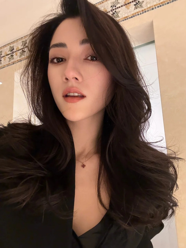 百亿富三代霍启山新恋情疑似曝光拍拖断正！28岁女星身份曝光被传已低调结婚