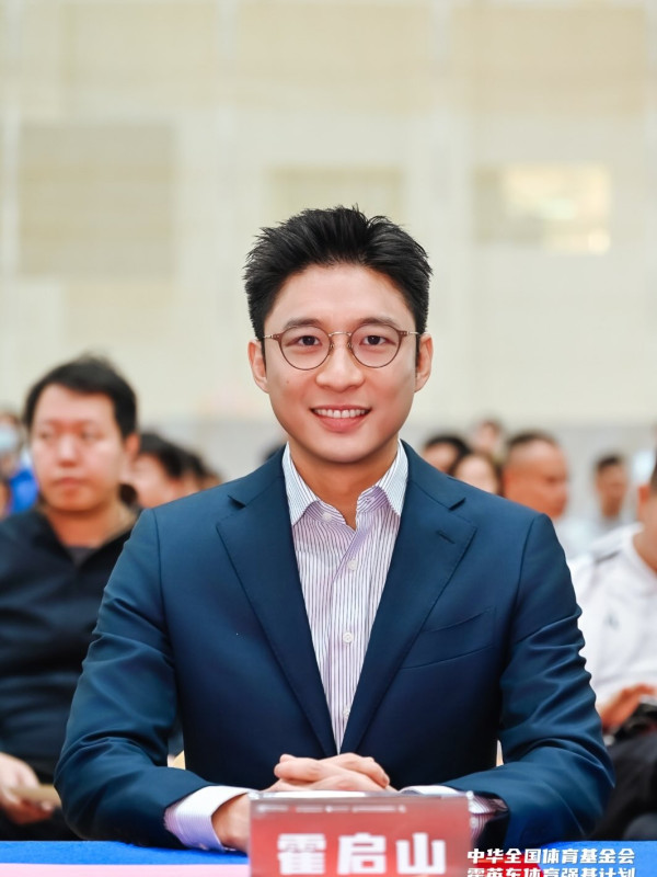 百亿富三代霍启山新恋情疑似曝光拍拖断正！28岁女星身份曝光被传已低调结婚